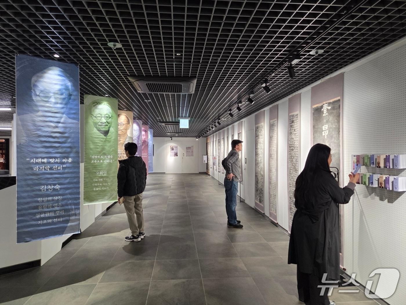 본문 이미지 - 지난 24일 남양주 '리멤버 1910' 역사체험관에서 개막한 '손끝으로 만난 독립 탁본전'에서 관람객들이 전시물을 관람하고 있다. (경기북부보훈지청 제공, 재판매 및 DB금지)