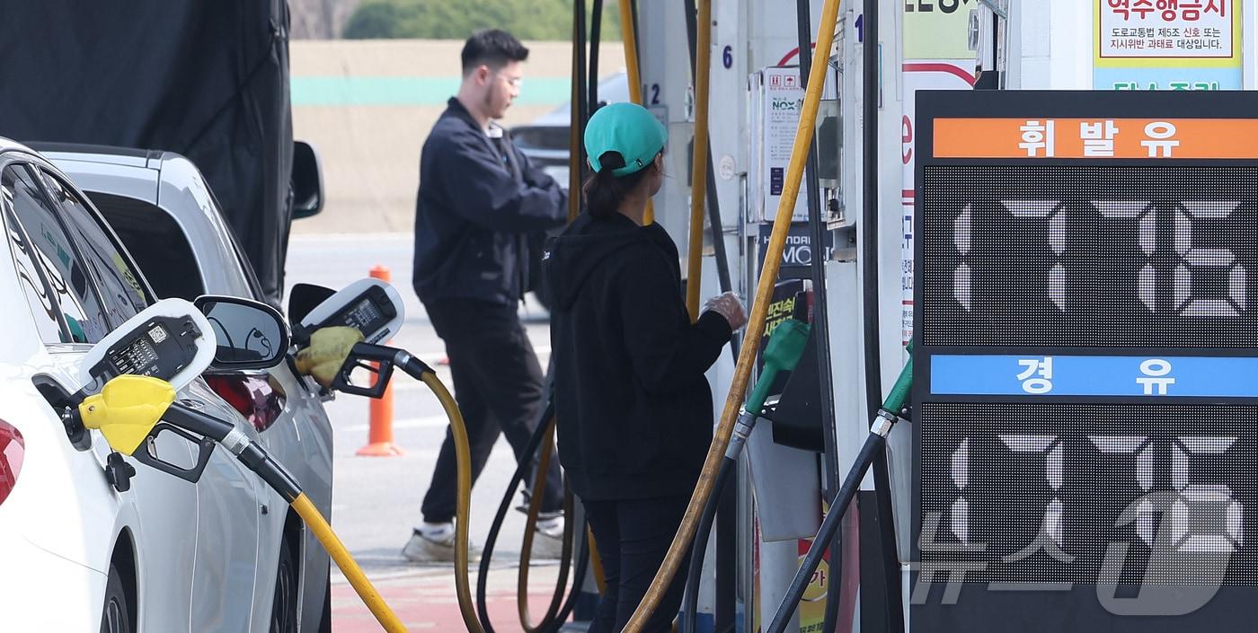 본문 이미지 - 서울 서초구 만남의광장 주유소에서 시민들이 주유하는 모습. 2026.3.26 ⓒ 뉴스1 김성진 기자