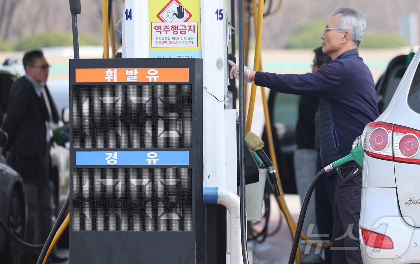 본문 이미지 - 서울 서초구 만남의광장 주유소에서 시민들이 주유하는 모습. 2026.3.26 ⓒ 뉴스1 김성진 기자