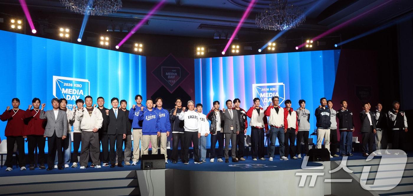 본문 이미지 - 26일 오후 서울 잠실 롯데호텔 월드에서 열린 2026 신한 SOL KBO 리그 미디어데이&팬페스트’에서 10개구단 감독들과 선수들이 기념촬영을 하고 있다. 2026.3.26 ⓒ 뉴스1 김명섭 기자