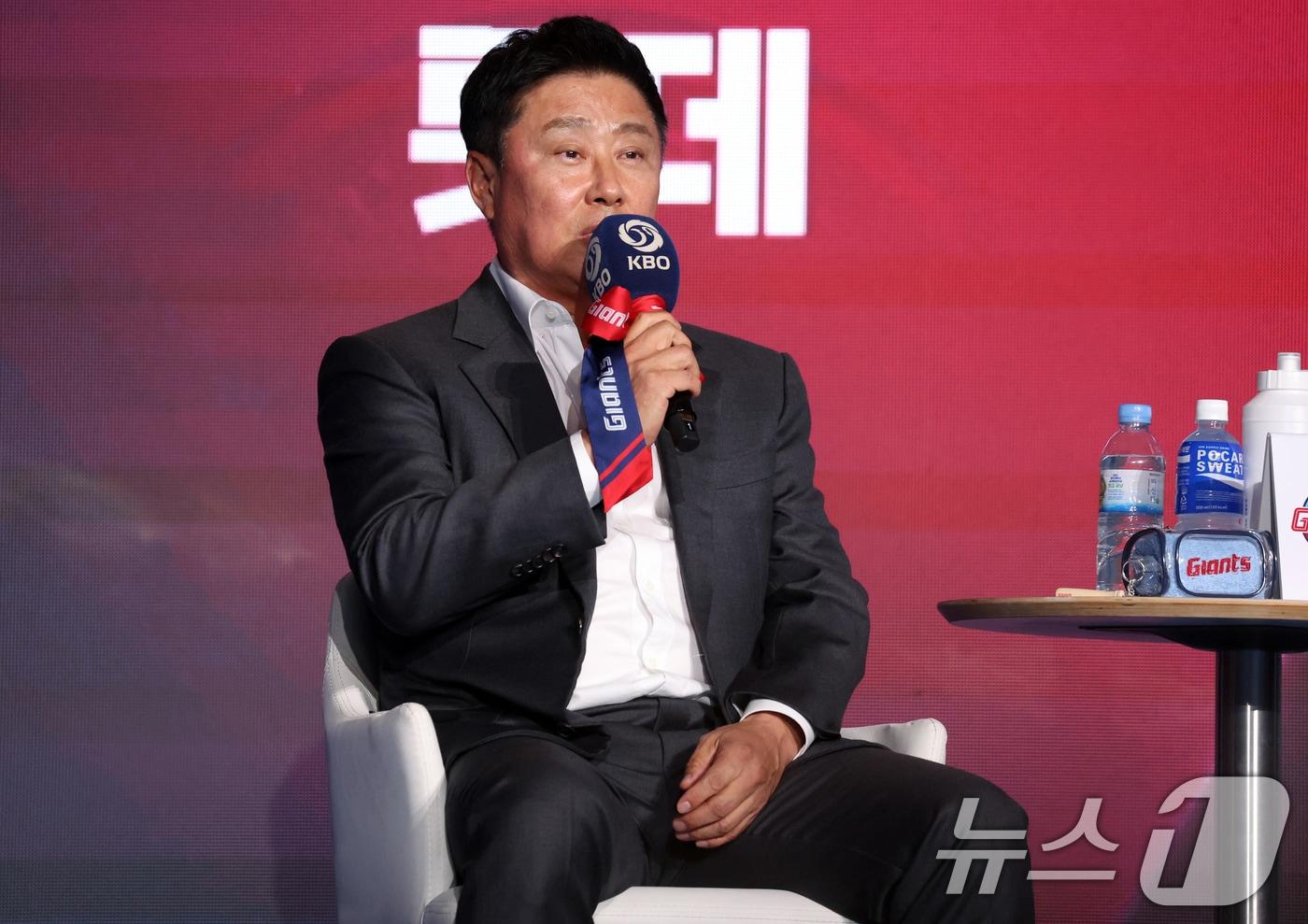 본문 이미지 - 26일 오후 서울 잠실 롯데호텔 월드에서 열린 2026 신한 SOL KBO 리그 미디어데이&팬페스트’에서 롯데 자이언츠 김태형 감독이 포부와 각오를 밝히고 있다. 2026.3.26 ⓒ 뉴스1 김명섭 기자