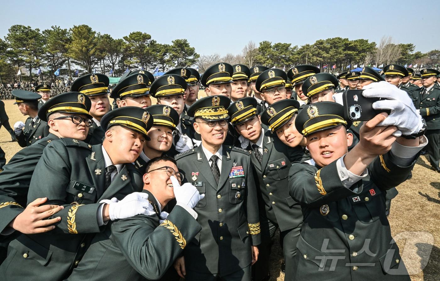 본문 이미지 - 지난 3월 전북 익산 육군부사관학교에서 열린 육군 26-1기 부사관 임관식에서 신임 부사관들이 기념촬영 하는 모습.  2026.3.26 ⓒ 뉴스1(육군 제공. 재판매 및 DB 금지)