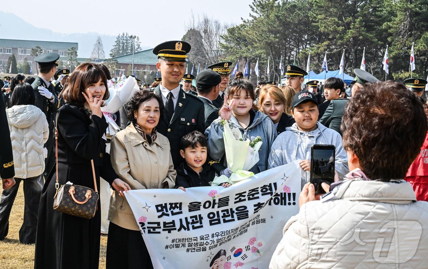 본문 이미지 - 지난 3월 육군 26-1기 부사관 임관식에서 신임 부사관이 가족과 기념사진을 촬영하고 있다. 2026.3.26 ⓒ 뉴스1(육군 제공. 재판매 및 DB 금지) 