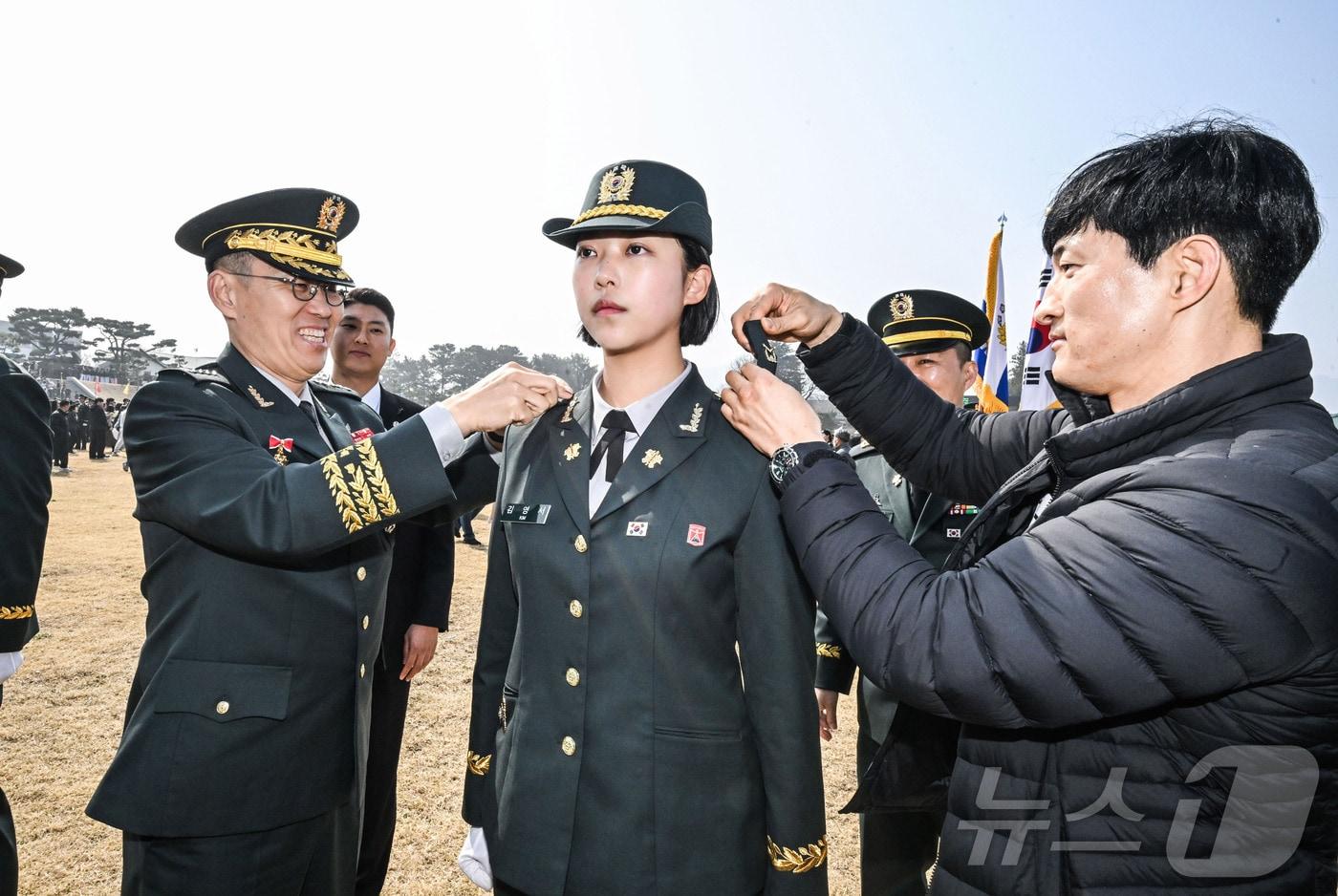 본문 이미지 - 김규하 육군참모총장이 지난달 26일 전북 익산 육군부사관학교에서 열린 육군 26-1기 부사관 임관식에서 신임 부사관의 부모님과 함께 계급장을 달아주고 있다.  2026.3.26 ⓒ 뉴스1(육군 제공. 재판매 및 DB 금지)
