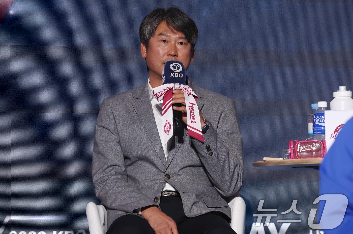 본문 이미지 - 26일 오후 서울 잠실 롯데호텔 월드에서 열린 2026 신한 SOL KBO 리그 미디어데이&팬페스트’에서 키움 히어로즈 설종진 감독이 포부와 각오를 밝히고 있다. 2026.3.26 ⓒ 뉴스1 김명섭 기자