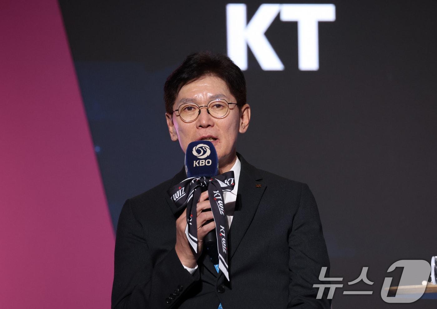 본문 이미지 - 26일 오후 서울 잠실 롯데호텔 월드에서 열린 2026 신한 SOL KBO 리그 미디어데이&팬페스트’에서 KT 위즈 이강철 감독이 포부와 각오를 밝히고 있다. 2026.3.26 ⓒ 뉴스1 김명섭 기자