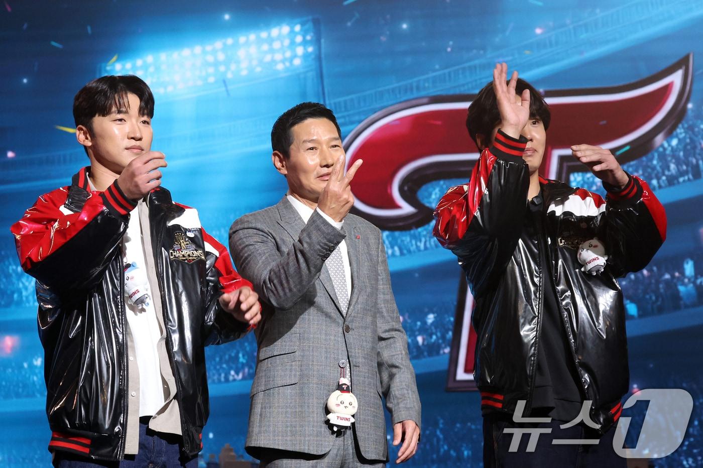 본문 이미지 - 26일 오후 서울 잠실 롯데호텔 월드에서 열린 2026 신한 SOL KBO 리그 미디어데이&팬페스트’에서 LG 트윈스 염경엽 감독과 박해민,임찬규 선수가 팀 세리머니를 하고 있다. 2026.3.26 ⓒ 뉴스1 김명섭 기자