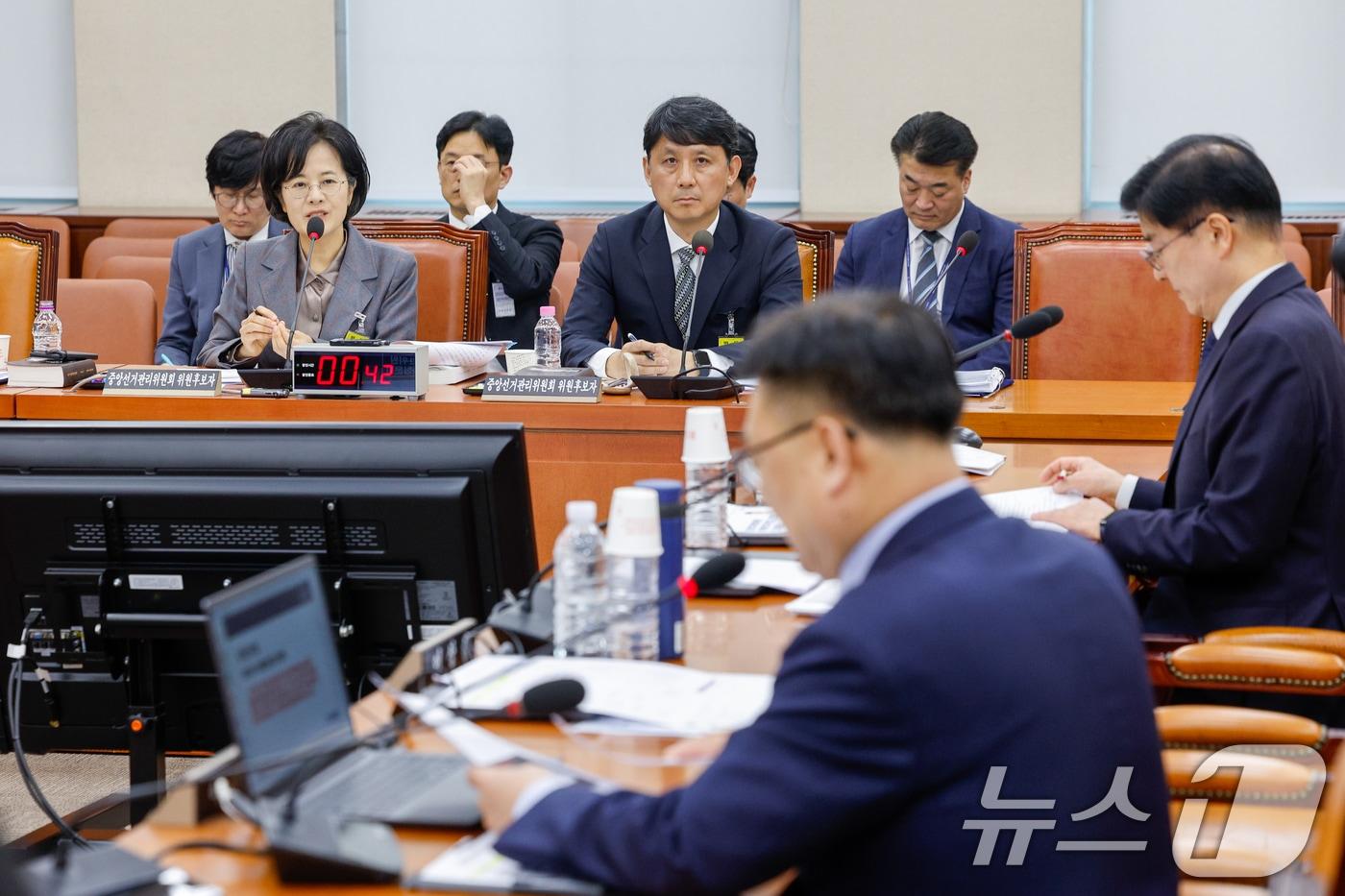 본문 이미지 - 전현정 중앙선거관리위원 후보자가 26일 서울 여의도 국회에서 열린 인사청문회에 출석해 의원 질의에 답하고 있다. 오른쪽은 윤광일 후보자. 2026.3.26 ⓒ 뉴스1 안은나 기자