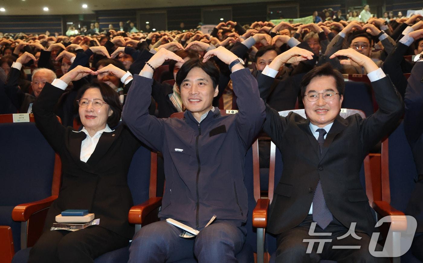 본문 이미지 - 26일 경기 화성시 효행구 수원대학교 벨칸토아트센터에서 열린 '제22회 경기도사회복지사대회'에서 더불어민주당 경기지사 경선 후보인 추미애(왼쪽부터)·한준호·김동연 후보가 기념촬영을 하고 있다. 2026.3.26 ⓒ 뉴스1 김영운 기자
