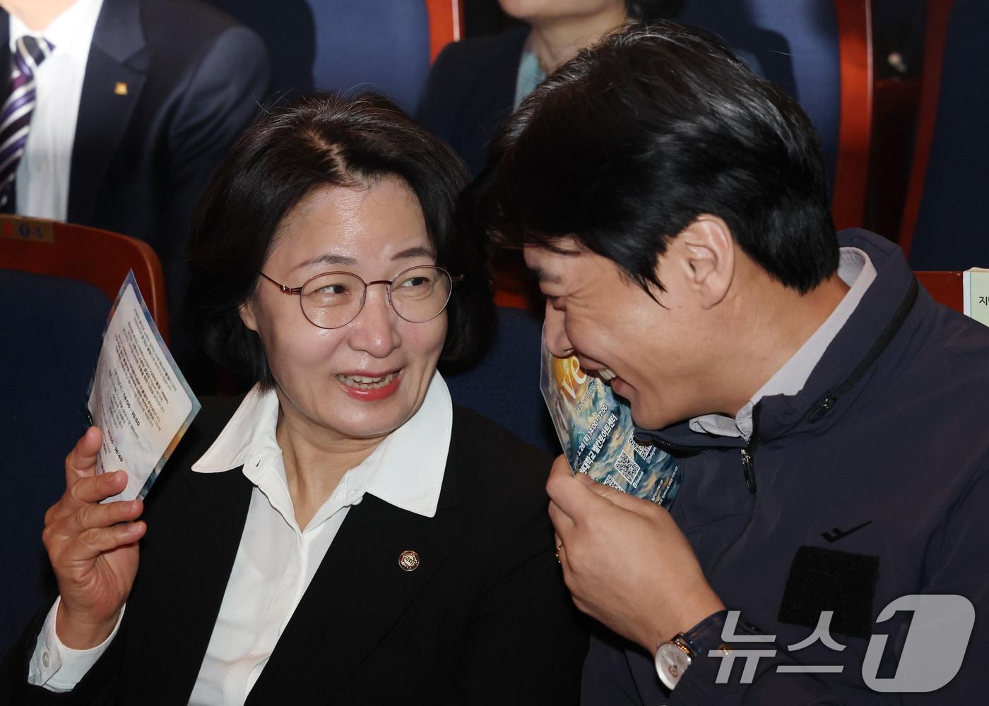 본문 이미지 - 더불어민주당 경기지사에 도전한 추미애(왼쪽), 한준호 의원. ⓒ 뉴스1 김영운 기자