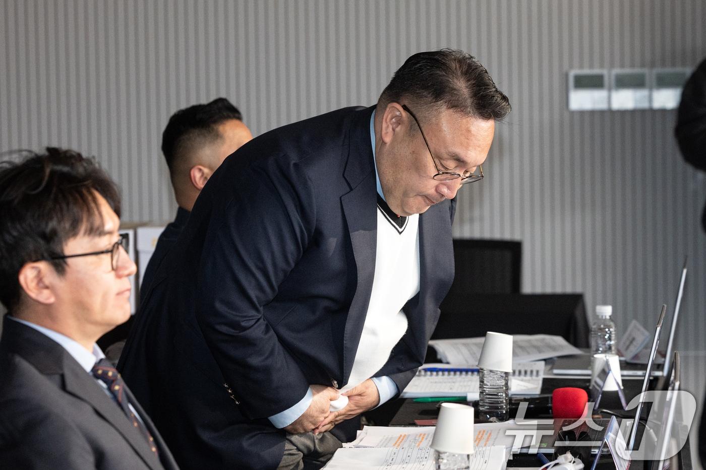 본문 이미지 - 방송인 이혁재가 26일 서울 여의도 국민의힘 중앙당사에서 열린 '광역의원 비례 청년 공개 오디션'에 심사위원 자격으로 참석해 인사하고 있다. 2026.3.26 ⓒ 뉴스1 이승배 기자