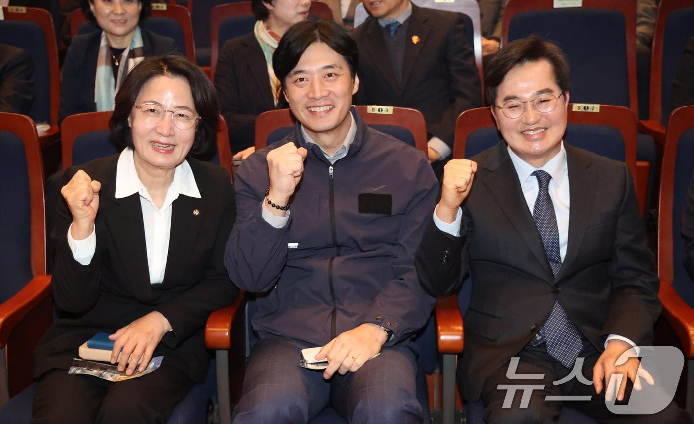 본문 이미지 - 지난 26일 경기 화성시 효행구 수원대학교 벨칸토아트센터에서 열린 '제22회 경기도사회복지사대회'에서 더불어민주당 경기지사 경선 후보인 추미애(왼쪽부터)·한준호·김동연 후보가 기념촬영을 하고 있다.  ⓒ 뉴스1