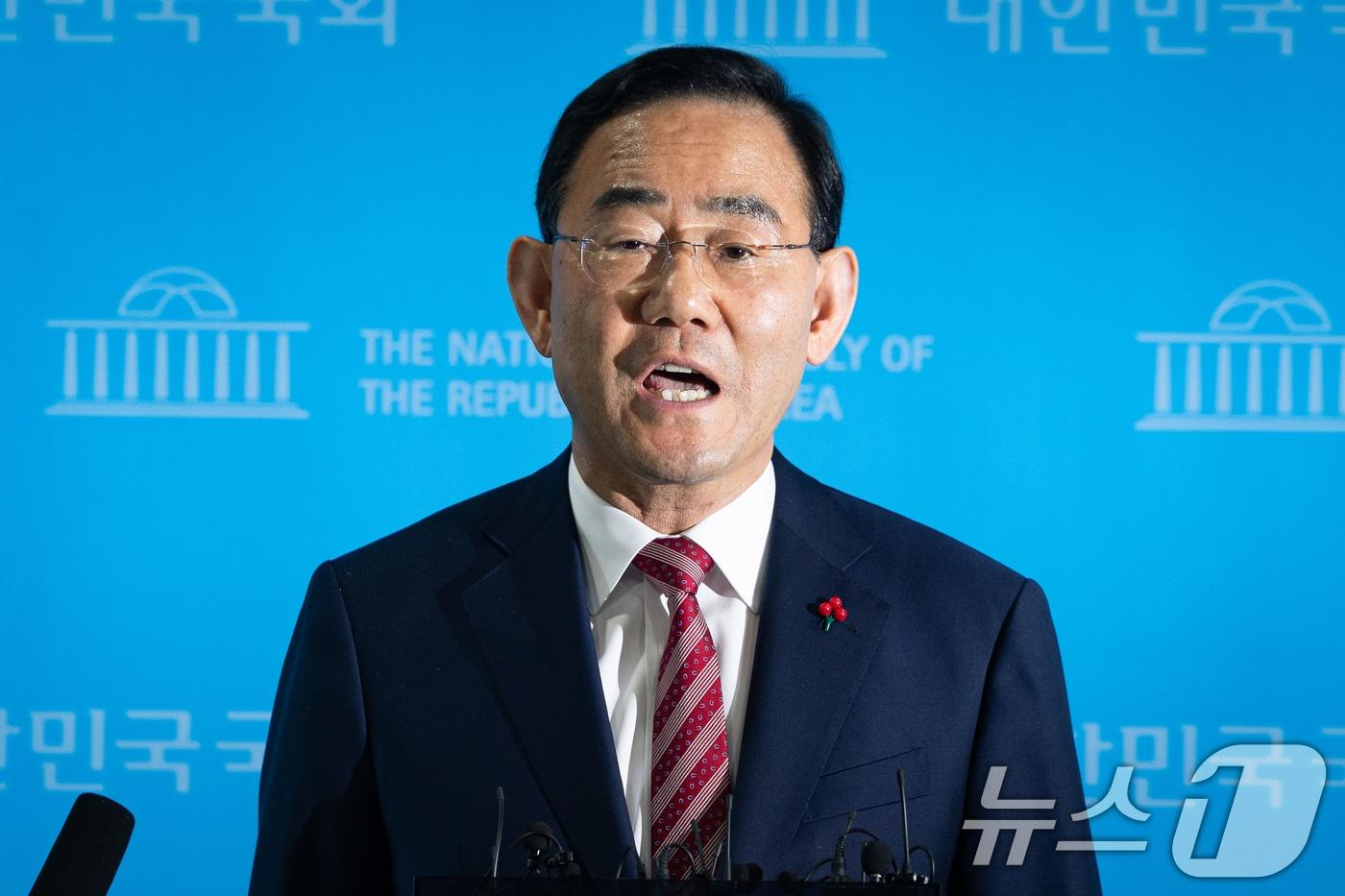 본문 이미지 - 주호영 국민의힘 의원이 26일 서울 여의도 국회 소통관에서 당 공천관리위원회의 대구시장 경선 공천 배제(컷오프)와 관련해 기자회견을 마친 후 취재진 질문에 답하고 있다. 2026.3.26 ⓒ 뉴스1 유승관 기자