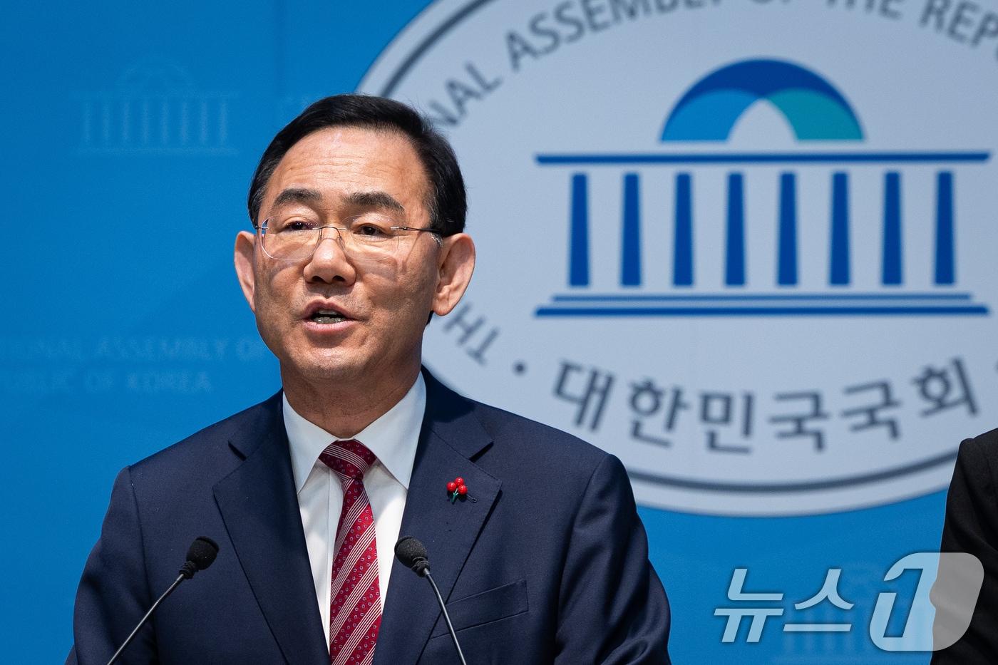 본문 이미지 - 주호영 국민의힘 의원이 26일 서울 여의도 국회 소통관에서 당 공천관리위원회의 대구시장 경선 공천 배제(컷오프)와 관련해 기자회견을 하고 있다. 앞서 국민의힘 공천관리위원회는 주 의원과 이진숙 전 방송통신위원장을 컷오프하고 나머지 6명의 후보로 예비경선을 치러 대구시장 후보를 확정하기로 했다. 주 의원은 이에 반발, 서울남부지법에 국민의힘을 상대로 공천배제결정 효력정지 가처분 신청을 냈다. 2026.3.26 ⓒ 뉴스1 유승관 기자