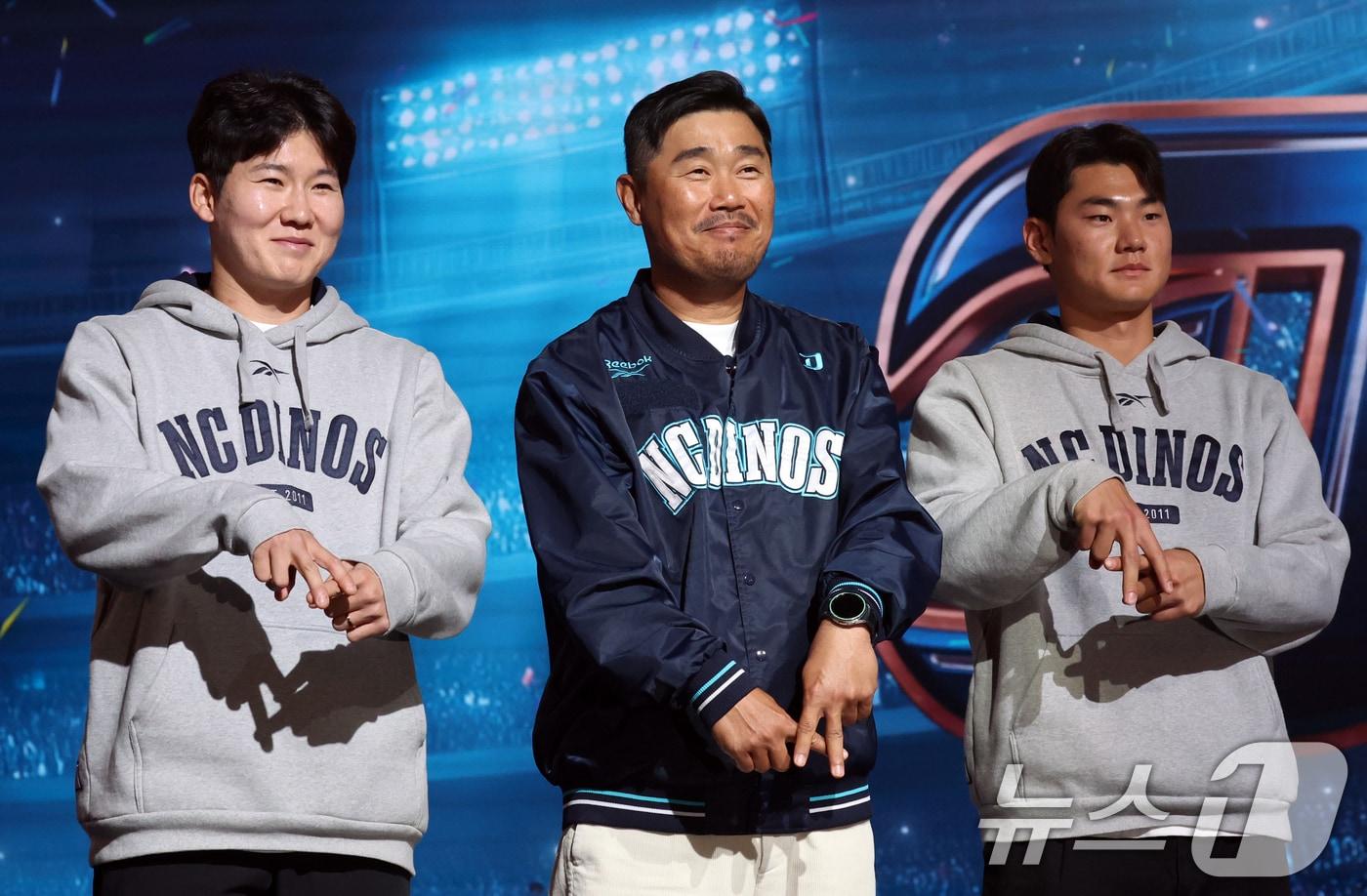 본문 이미지 - 26일 오후 서울 잠실 롯데호텔 월드에서 열린 2026 신한 SOL KBO 리그 미디어데이&팬페스트’에서 NC 다이노스 이호준 감독과 박민우, 김주원 선수가 팀 세리머니를 하고 있다. 2026.3.26 ⓒ 뉴스1 김명섭 기자