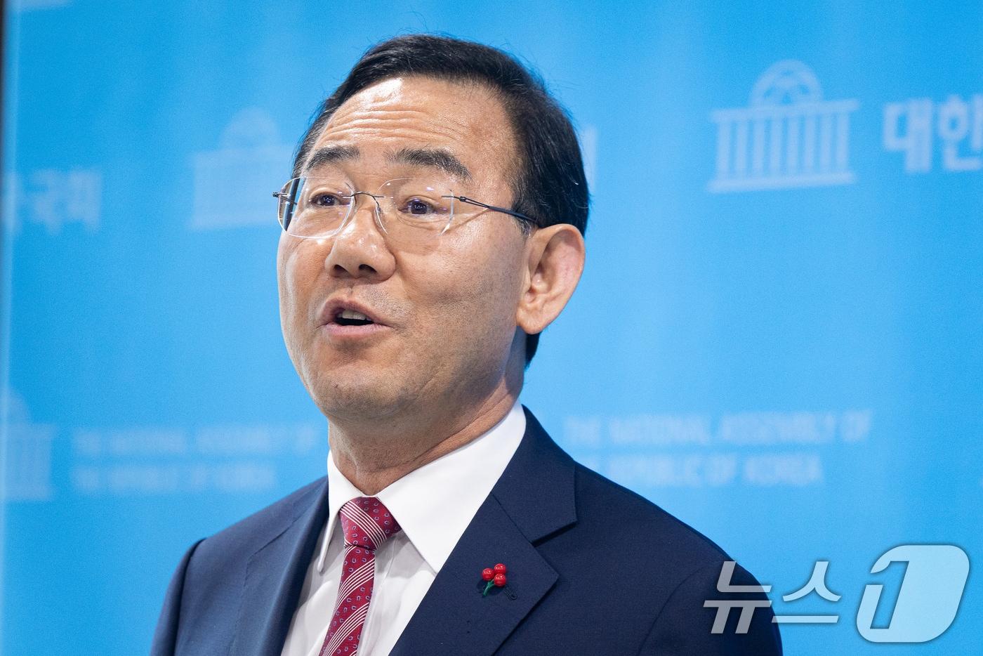 본문 이미지 - 주호영 국민의힘 의원이 26일 서울 여의도 국회 소통관에서 당 공천관리위원회의 대구시장 경선 공천 배제(컷오프)와 관련해 기자회견을 마친 후 취재진 질문에 답하고 있다. . 2026.3.26 ⓒ 뉴스1 유승관 기자