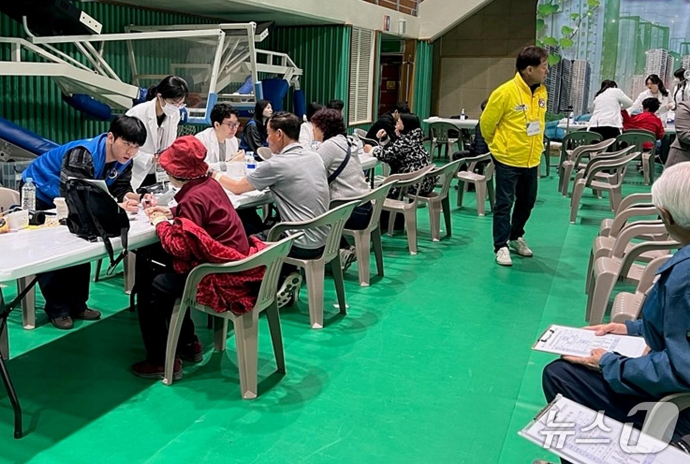 본문 이미지 - 진천군 농촌 왕진버스 운영 모습.(진천군 제공. 재판매 및 DB금지)