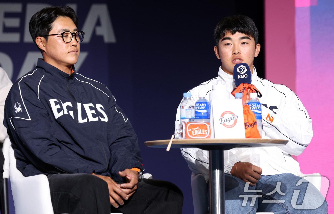 본문 이미지 - 26일 오후 서울 잠실 롯데호텔 월드에서 열린 2026 신한 SOL KBO 리그 미디어데이&팬페스트’에서 한화 이글스 문현빈 선수가 각오를 밝하고 있다. 2026.3.26 ⓒ 뉴스1 김명섭 기자