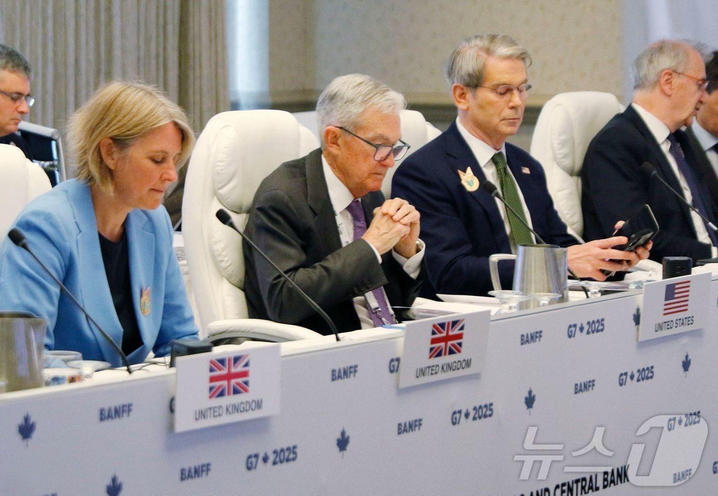 본문 이미지 - 제롬 파월 연준 의장(가운데)과 스콧 베선트 재무장관(오른쪽)이 2025년 5월 캐나다 밴프에서 열린 G7 재무장관·중앙은행 총재 회의에 참석한 모습. ⓒ AFP=뉴스1