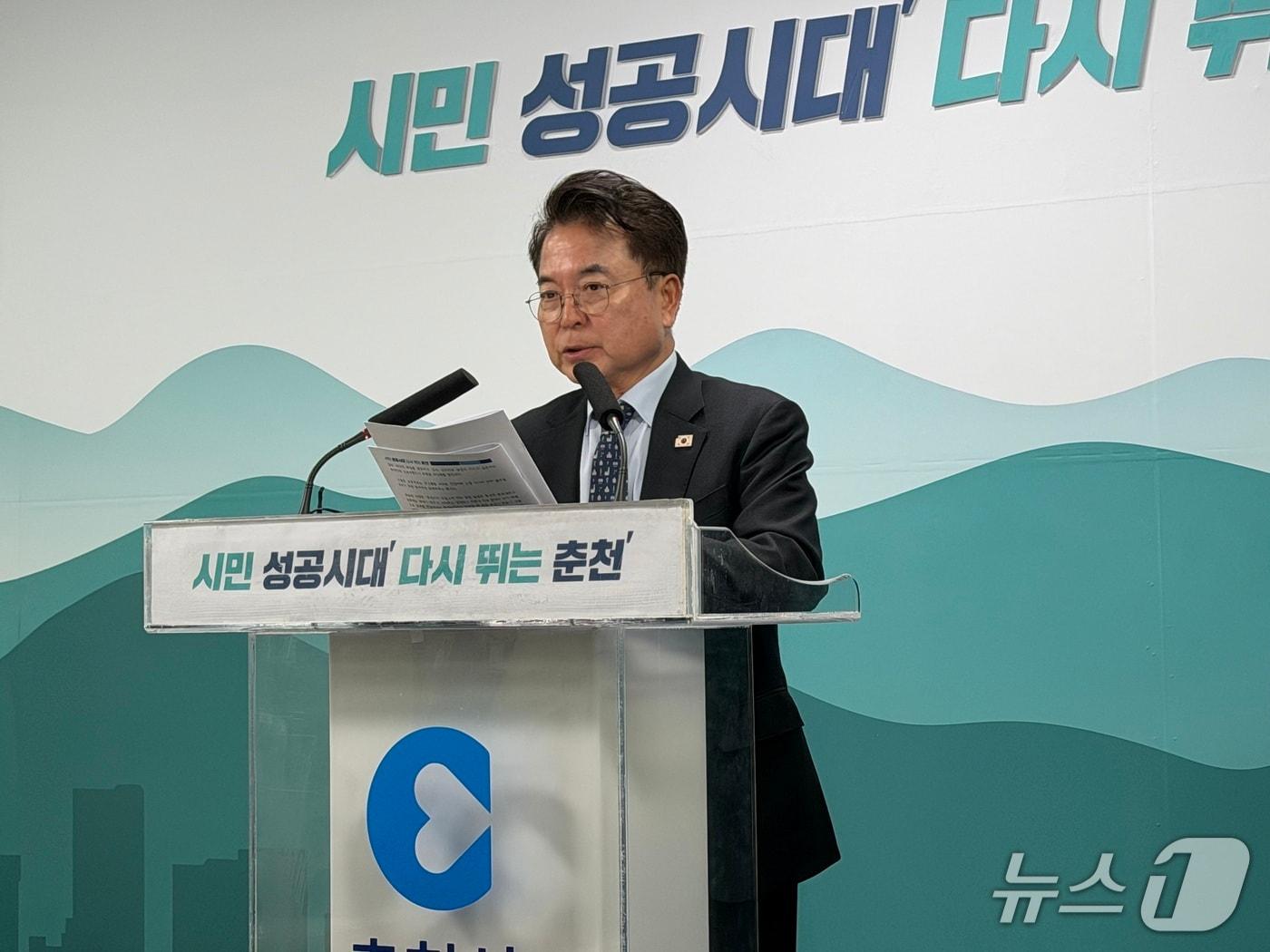 본문 이미지 - 육동한 춘천시장이 26일 시청 브리핑룸에서 기자회견을 열고 '청춘농부 프로젝트를 발표하고 있다.2026.3.26 한귀섭 기자