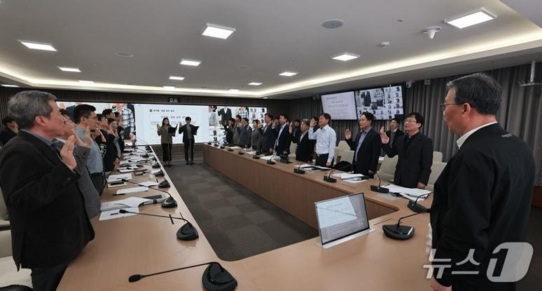 본문 이미지 - 코레일이 26일 반부패·청렴 추진 협의회를 열고, 공정하고 투명한 직무수행을 다짐하는 ‘반부패·청렴 결의문’을 발표했다.(코레일 제공. 재판매 및 DB금지)