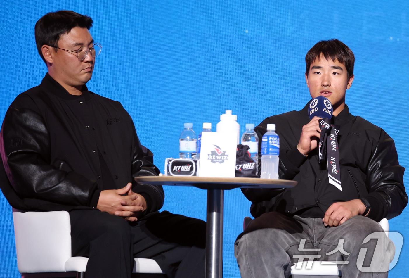 본문 이미지 - 26일 오후 서울 잠실 롯데호텔 월드에서 열린 2026 신한 SOL KBO 리그 미디어데이&팬페스트’에서 KT 위즈 안현미 선수가 각오를 밝하고 있다. 2026.3.26 ⓒ 뉴스1 김명섭 기자