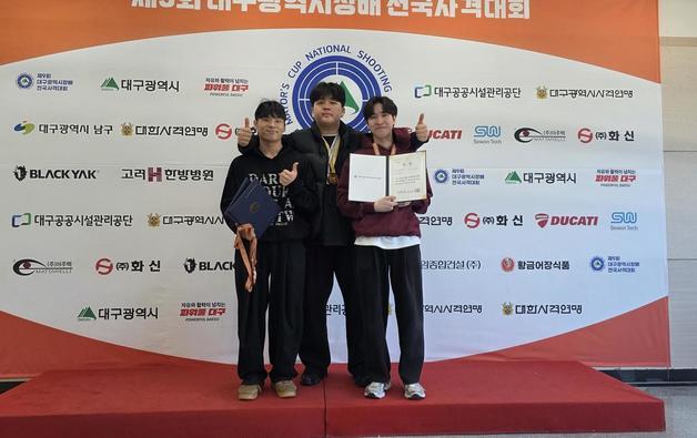 본문 이미지 - 청주대학교 사격부가 대구국제사격장에서 열린 9회 대구시장배 전국사격대회를 마치고 기념 촬영을 하고 있다.(청주대 제공. 재판매 및 DB금지)