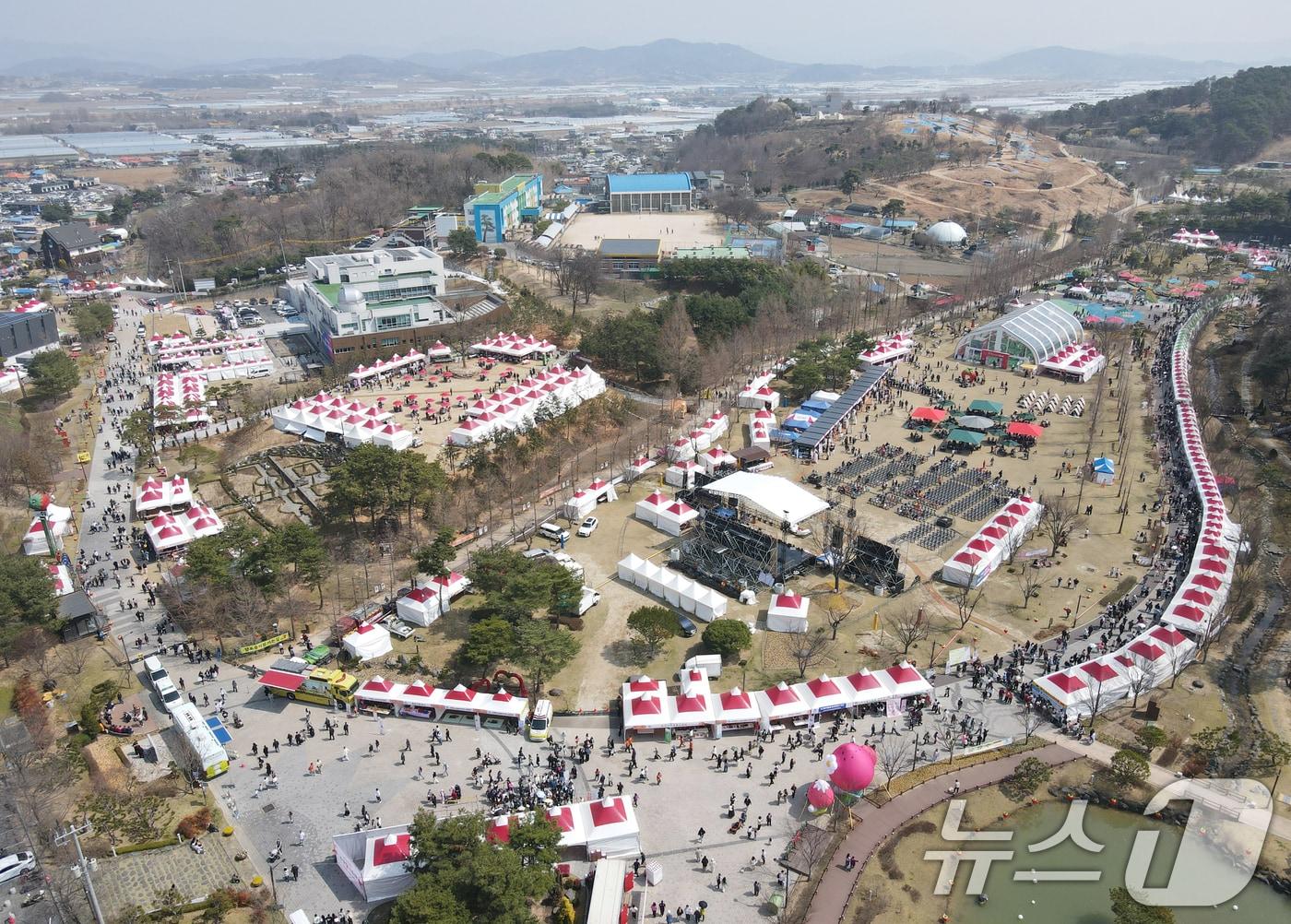 본문 이미지 - 충남 논산 딸기축제가 개막한 지난 26일 논산시민가족공원 행사장이 관광객들로 붐비고 있다. 2026.3.26 ⓒ 뉴스1 김기태 기자