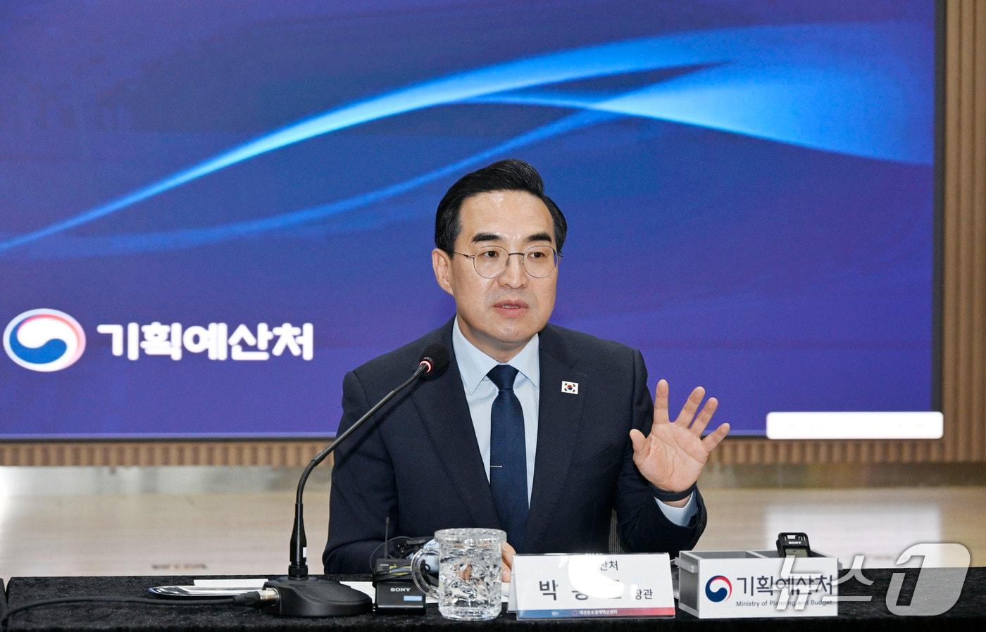 본문 이미지 - 26일 박홍근 기획예산처 장관이 대전 스타트업 파크를 방문해 현장 간담회를 주재하고 있다. (기획예산처 제공)