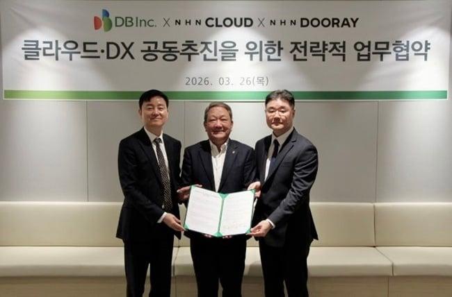 본문 이미지 - (왼쪽부터) 허희도 NHN클라우드 클라우드사업본부 부사장, 김성경 DB아이앤씨 DX사업본부 사업총괄 부사장, 박형민 NHN두레이 두레이사업부 이사가 협약식 후 기념촬영을 하고 있는 모습. (NHN클라우드 제공)