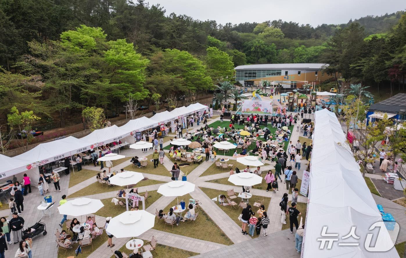 본문 이미지 - 진주 딸기축제 행사 장면(진주시 제공. 재판매 및 DB금지).