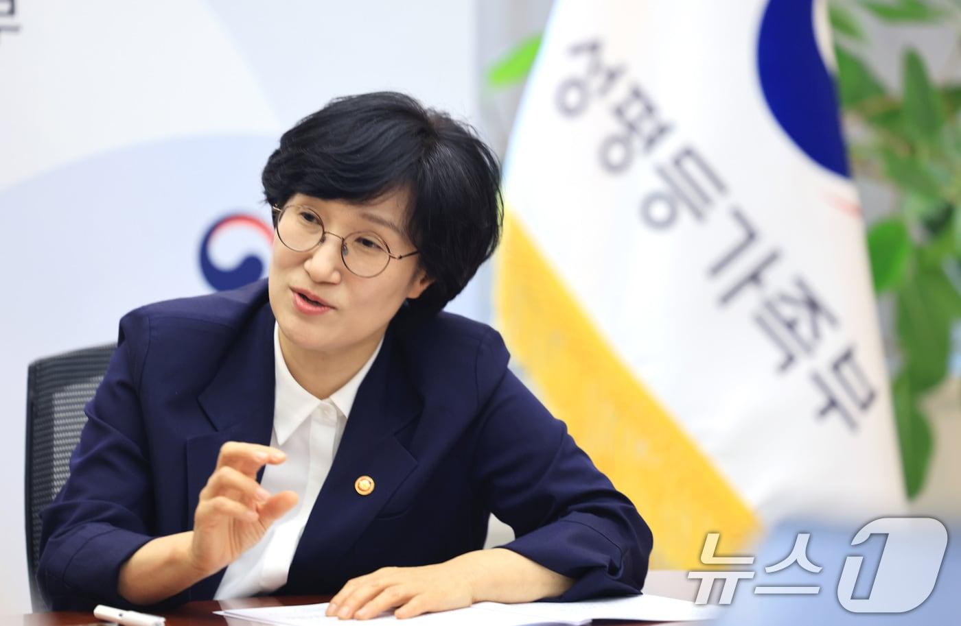 본문 이미지 - 원민경 성평등가족부 장관이 26일 서울 종로구 정부서울청사에서 뉴스1과 인터뷰를 하고 있다. ⓒ 뉴스1 임세영 기자