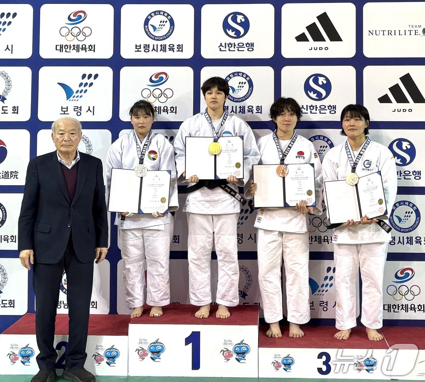 본문 이미지 - 고창군청 이정윤(사진 가운데)이 충남 보령종합체육관에서 열린 '2026 회장기 전국유도대회 겸 국가대표 2차 선발전'에서 금메달을 땄다.(고창군 제공. 재판매 및 DB금지)