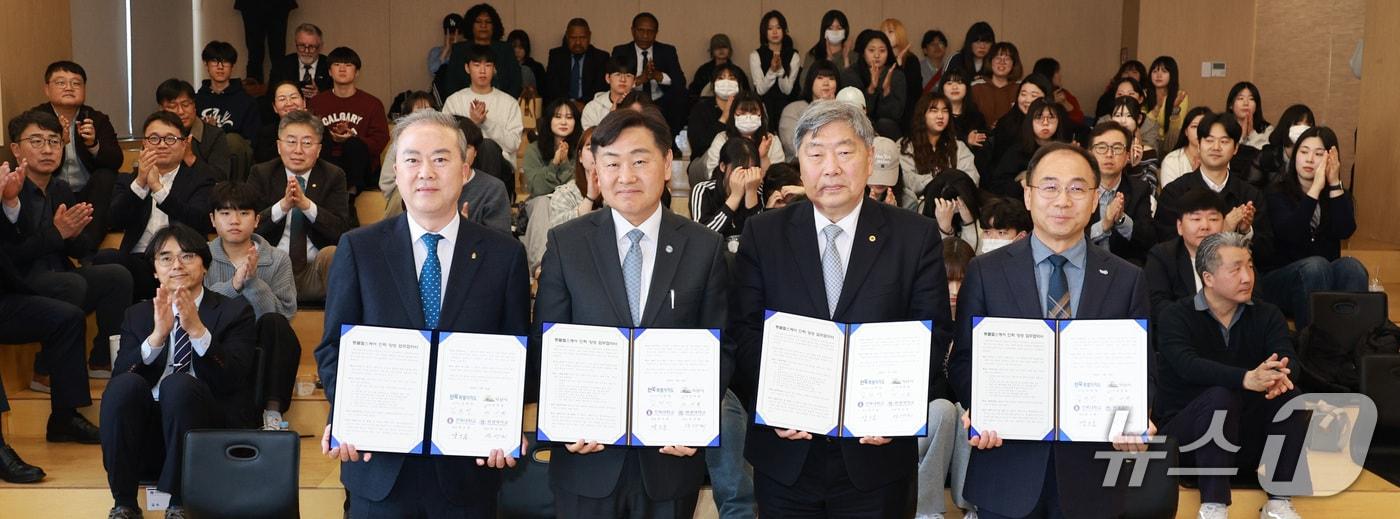 본문 이미지 - 26일 전북 익산시 원광대학교에서 '동물헬스케어 전문인력 양성을 위한 현장간담회'가 열린 가운데 전북도와 전북대, 원광대, 익산시 대표들이 산·학·관  협력 기반 구축을 위한 업무협약을 체결하고 기념 촬영을 하고 있다.(전북도 제공. 재판매 및 DB금지)/뉴스1