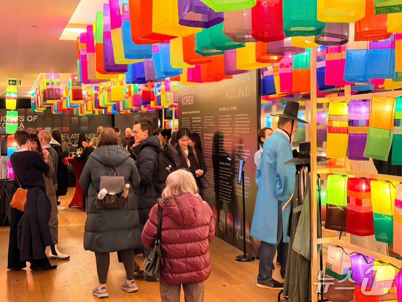 본문 이미지 - 독일 베를린에서 열린 ‘한국의 빛-진주실크등’ 전시(진주시 제공. 재판매 및 DB금지).