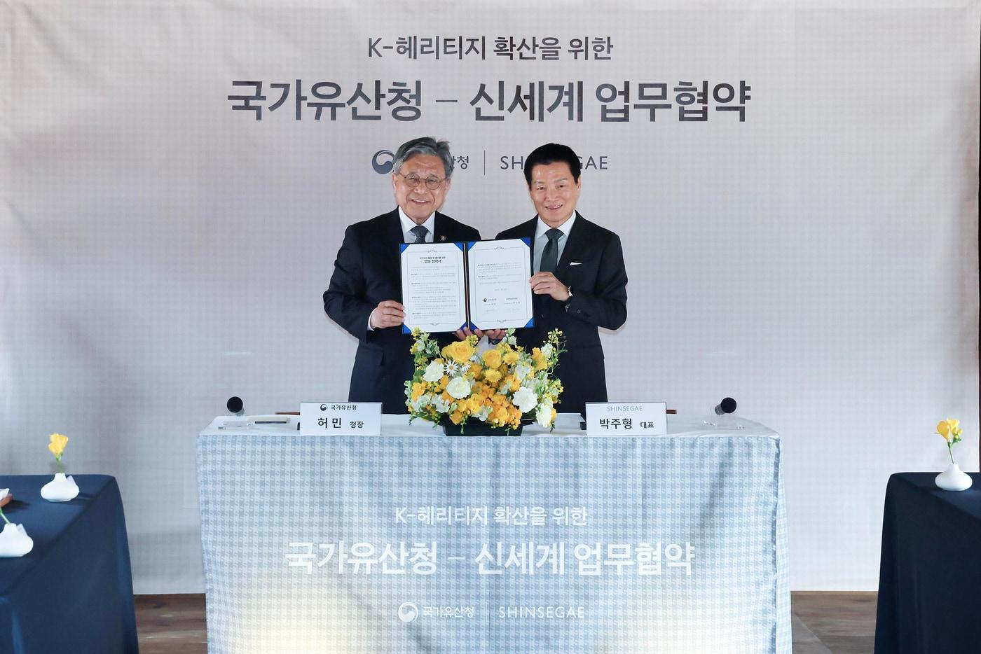 본문 이미지 - 박주형 신세계 대표이사 사장(오른쪽)과 허민 국가유산청장 MOU 체결 모습(신세계 제공)