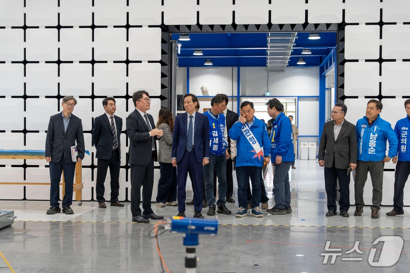 본문 이미지 - 우상호 더불어민주당 강원특별자치도지사 예비후보가 26일 횡성 'KCL e-모빌리티캠퍼스'와 횡성오일장을 차례로 방문해 현장의 목소리를 청취했다.(우상호 예비후보 측 제공. 재판매 및 DB금지)/뉴스1