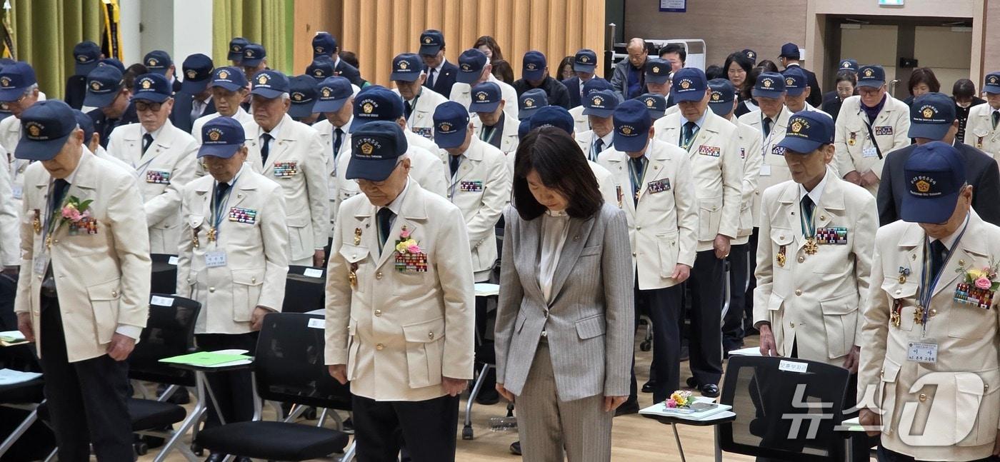 본문 이미지 - 강윤진 국가보훈부 차관(앞줄 가운데은 26일 서울 서초구청 대강당에서 열린 대한민국6·25참전유공자회 2026년 정기총회와 안보결의대회에 참석했다. 2026.3.26./ⓒ 뉴스1(국가보훈부 제공)