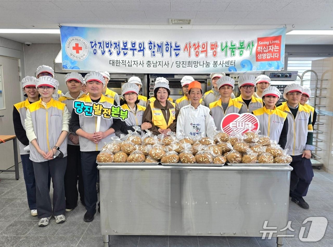 본문 이미지 - 26일 오후 한국동서발전 당진발전본부는 대한적십자사 당진지구협의회 봉사관에서 빵 만들기 봉사활동을 펼친 후 기념촬영을 하고 있다.(당진발전본부 제공. 재판매 및 DB금지)2026.3.26/뉴스1