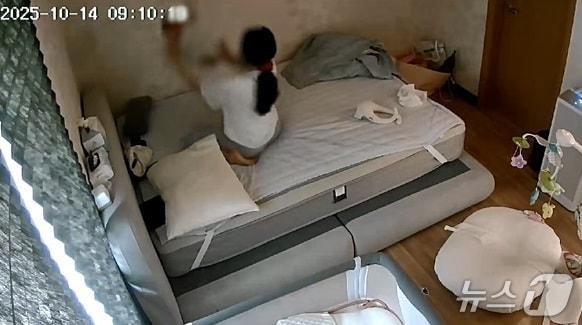 본문 이미지 - 검찰이 확보한 홈캠 영상 속에서 친모 A 씨가 생후 4개월된 해든이(가명)를 들어 내려치는 모습이 담겨 있다. A 씨는 아동학대살해 혐의로 재판을 받고 있다.(검찰 제공. 재판매 및 DB 금지) 2026.3.26 /뉴스1
