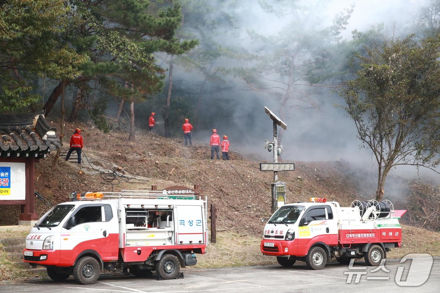 본문 이미지 - 곡성군 오산면 선세리에서 곡성군 산림과 소속 산림재난대응단이 산불을 진화하고 있다.(곡성군 제공) 