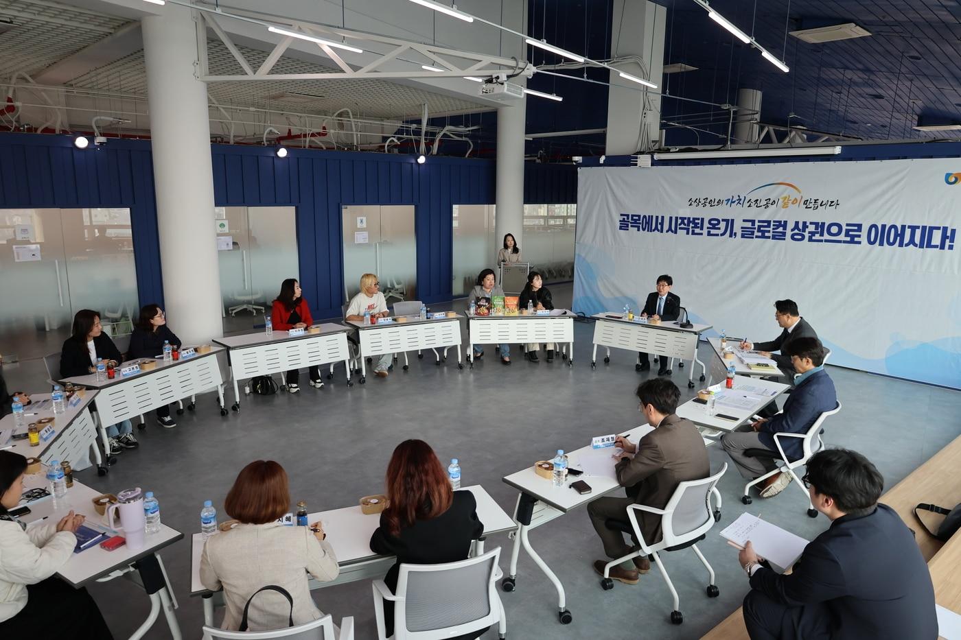 본문 이미지 - 인태연 소상공인시장진흥공단 이사장이 간담회에서 발언하고 있다.(소상공인시장 진흥공단)