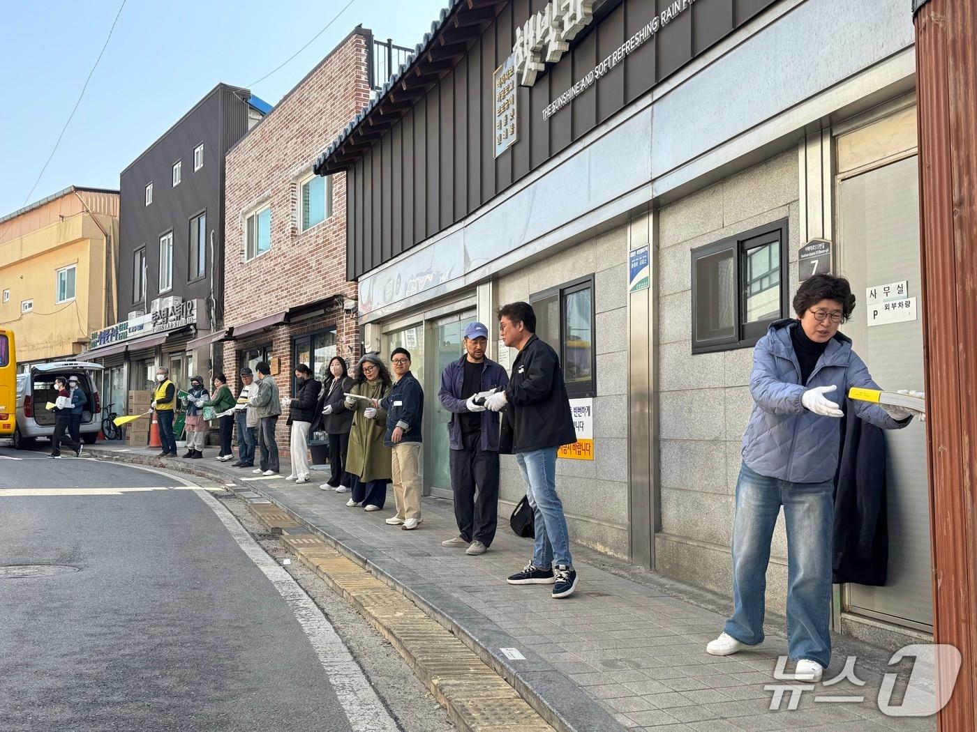 본문 이미지 - 독립서점 '나비날다 책방'의 이사를 돕기 프로젝트 '책나르샤'에 참여한 시민들.2026.3.26/뉴스1