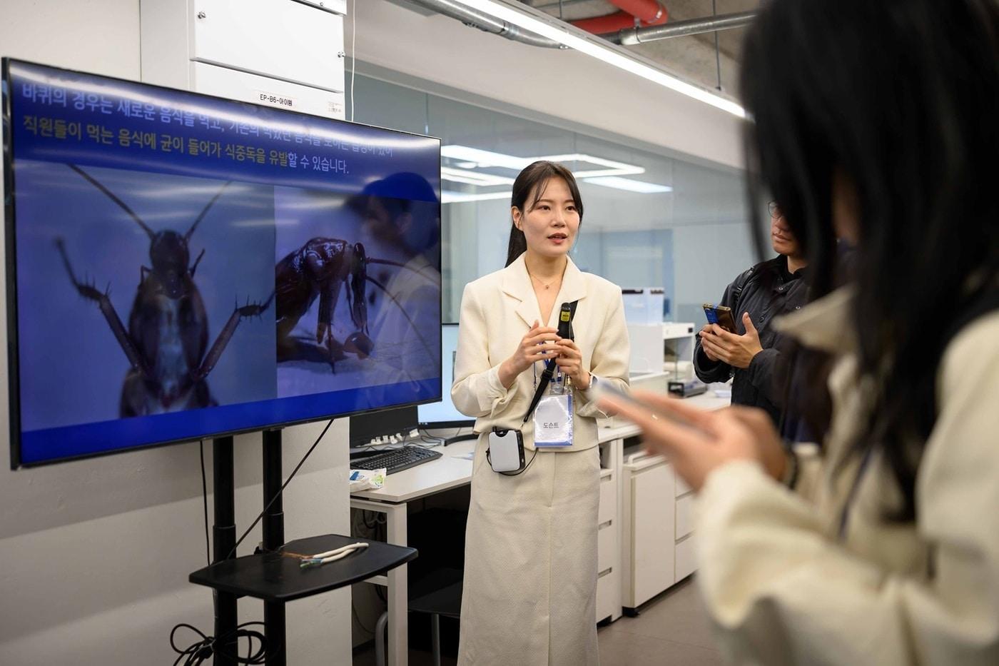 본문 이미지 - 세스코 도슨트 담당자가 해충의 서식지에 따라 약제를 연구하는 세스코 기술에 대해 있다고 설명하고 있다.(세스코 제공)