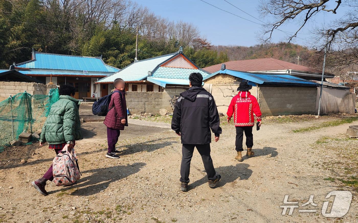 본문 이미지 - 26일 오후 경북 포항시가 남구 장기면 수성리 사격장 주변에서 산불이 나자 주민들의 안전을 위해 안전한 곳으로 대피시키고 있다. 2026.3.26/뉴스1 최창호 기자  