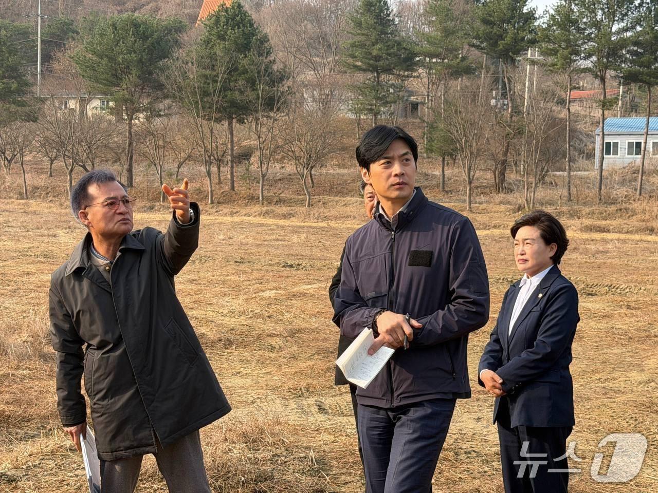 본문 이미지 - 한준호 후보(오른쪽)가 26일 연천 DMZ 통일경작지를 찾아 현안을 점검하고, DMZ를 생태와 평화가 공존하는 공간으로 키우겠다는 구상을 밝히고 있다.(한준호 후보 제공)