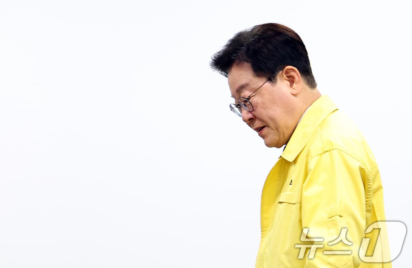 본문 이미지 - 이재명 대통령이 26일 충남 서산 석유공사 비축기지에서 열린 현장간담회에 입장하고 있다. 2026.3.26 ⓒ 뉴스1 허경 기자