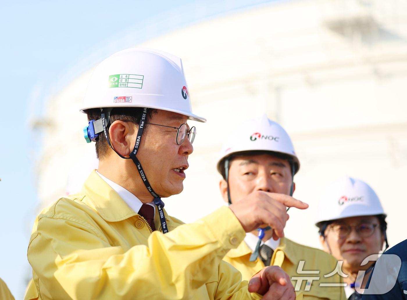 본문 이미지 - 이재명 대통령이 26일 충남 서산 석유공사 비축기지에서 현장점검을 하고 있다. 2026.3.26 ⓒ 뉴스1 허경 기자