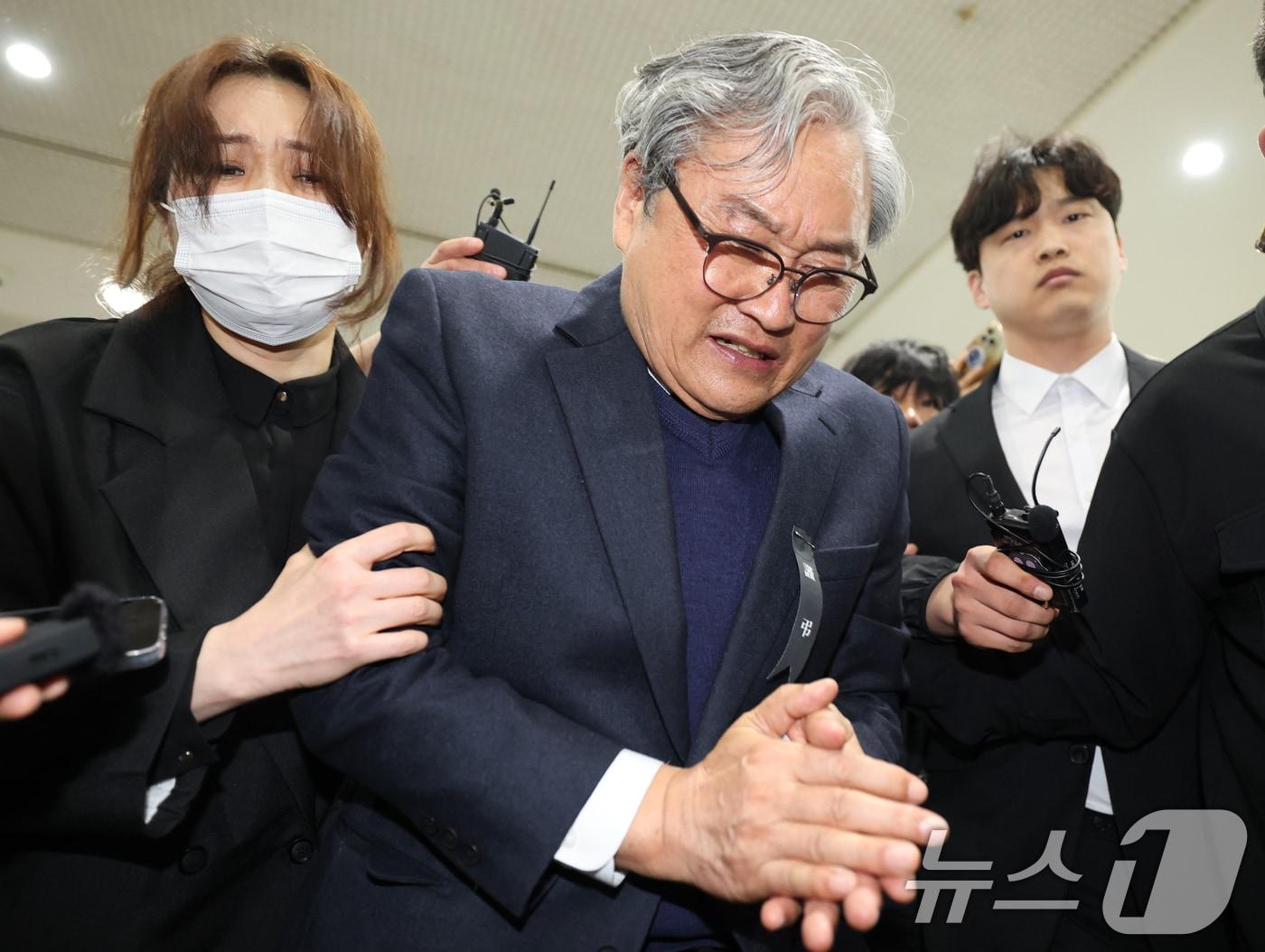 본문 이미지 - 화재로 74명의 사상자가 발생한 안전공업 손주환 대표가 26일 대전시청에 마련된 희생자 합동분향소에서 유족들에게 사과하고 있다. 2026.3.26 ⓒ 뉴스1 김기태 기자