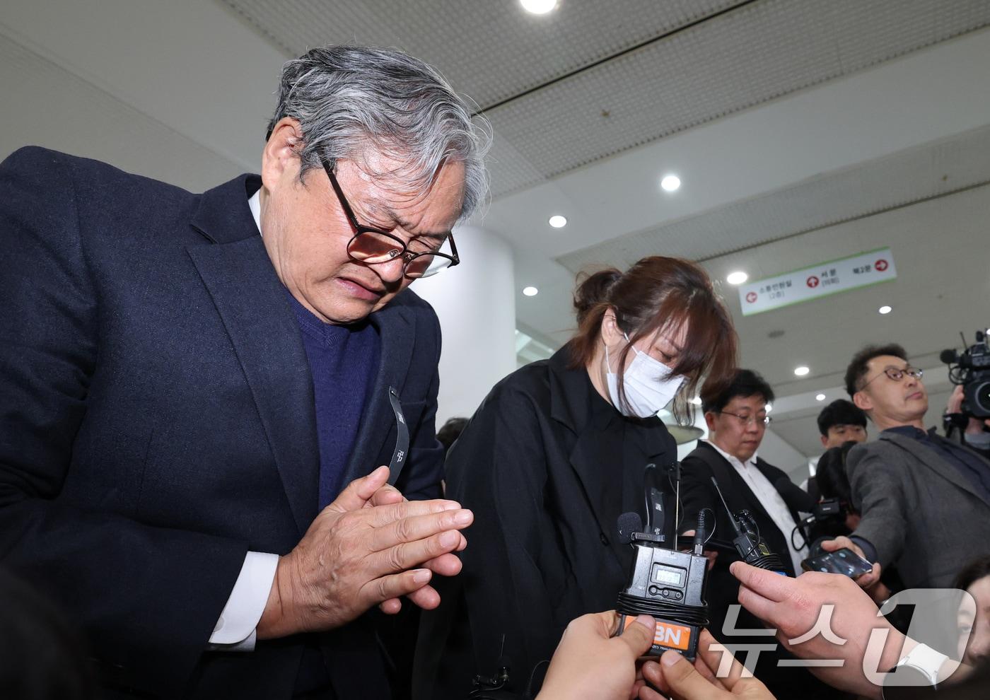 본문 이미지 - 화재로 74명의 사상자가 발생한 안전공업 손주환 대표가 26일 대전시청에 마련된 희생자 합동분향소에서 유족에게 사과하고 있다. 2026.3.26 ⓒ 뉴스1 김기태 기자